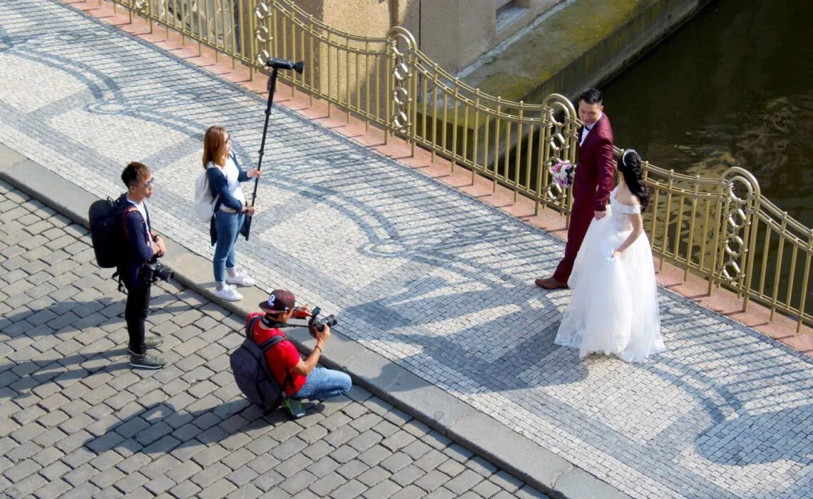 Bride And Groom Fall Love Photos
